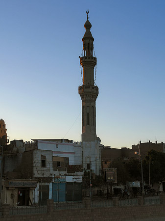 Stadt mit Moschee - Landesinnere