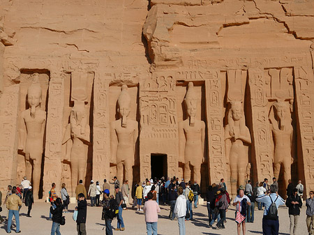 Tempel mit Touristen Foto 