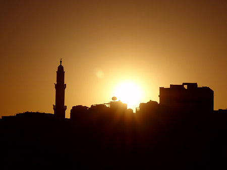 Sonnenuntergang über der Stadt Fotos