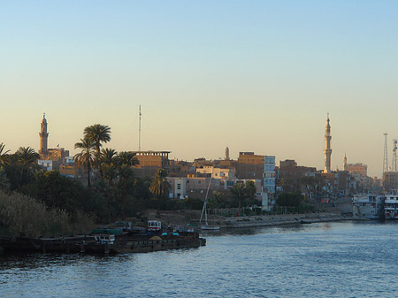 Stadt mit Moschee - Landesinnere