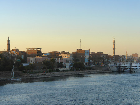 Stadt mit Moschee - Landesinnere