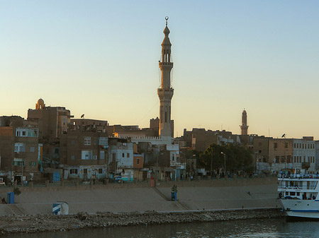 Stadt mit Moschee - Landesinnere