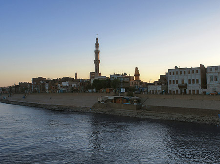 Stadt mit Moschee - Landesinnere