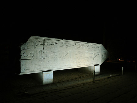 Obelisk bei Nacht Foto 