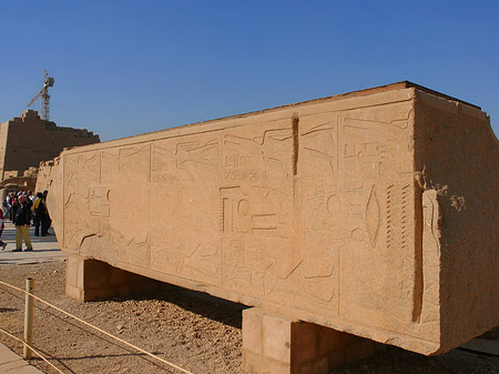 Foto Umgekippter Obelisk