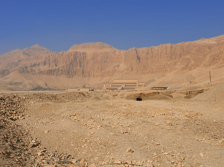 Eingang zum Tempel mit Berg Fotos