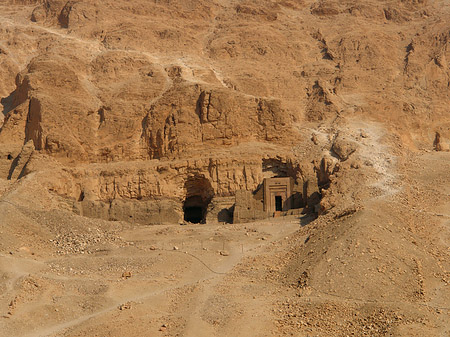 Eingang zum Tempel mit Berg