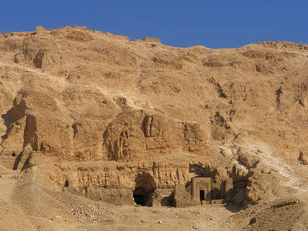 Eingang zum Tempel mit Berg Fotos