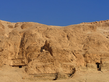 Foto Eingang zum Tempel mit Berg