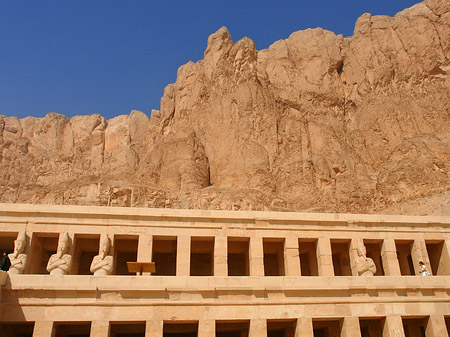 Eingang zum Tempel mit Berg Fotos