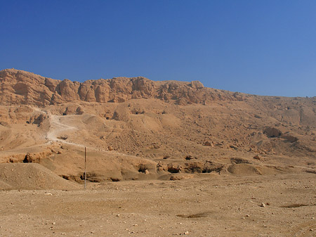 Foto Eingang zum Tempel mit Berg - 