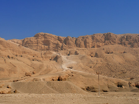 Eingang zum Tempel mit Berg Fotos