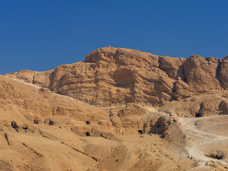 Eingang zum Tempel mit Berg Fotos