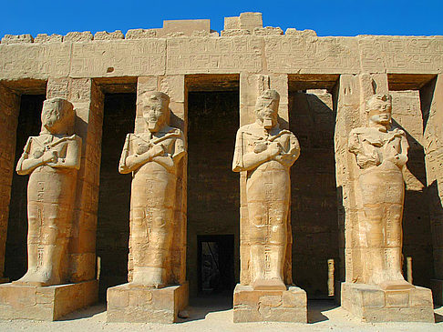  Impressionen Reiseführer  in Ägypten Statuen des Pharaos Ramses III.